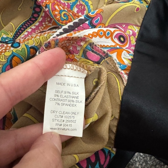 Trina Turk sleeveless silk blend gold/black with multicolor paisley print top L - Picture 4 of 4